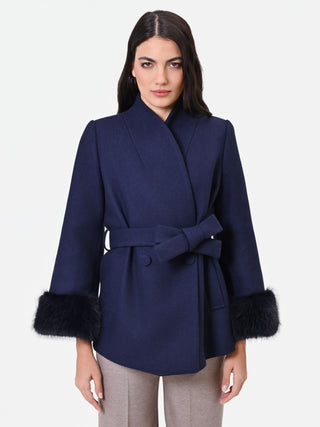 Cappotto corto blu navy con polsi effetto pelliccia