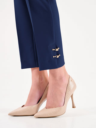 Blaue Hose mit goldenen Knöpfen