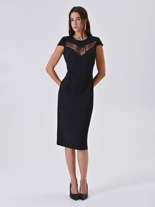 Robe fourreau noire avec empiècement en dentelle