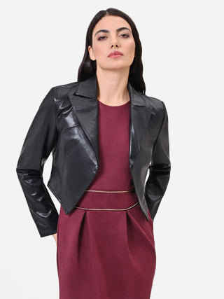 Czarna kurtka cropped z szerokimi klapami