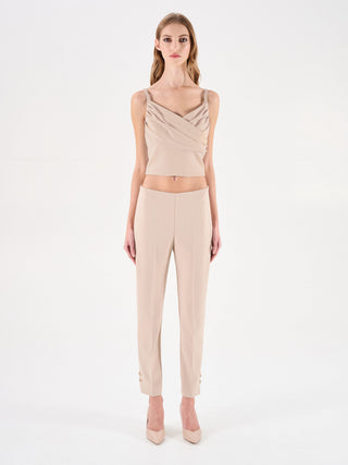 Top beige chiaro con incrocio drappeggiato