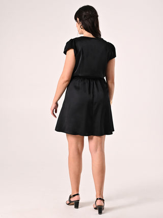Curvy-Kleid aus Satin in Schwarz