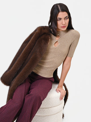 Maglia in viscosa oro con cut-out e bottoni gioiello