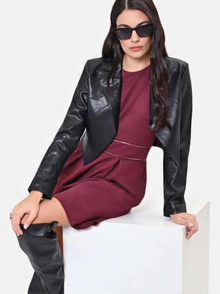 Czarna kurtka cropped z szerokimi klapami