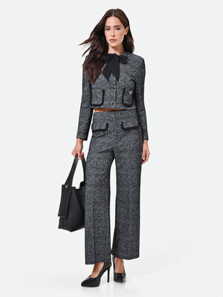 Pantalone nero in bouclé con tasche a toppa