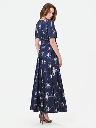 Abito lungo blu navy in raso con stampa a fiori