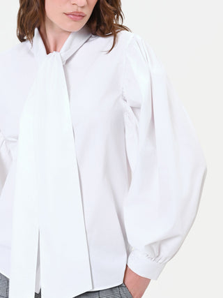 Camicia bianca con fiocco lavallière