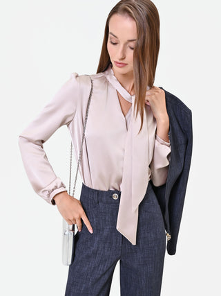 Blusa tortora beige in raso con fusciacca