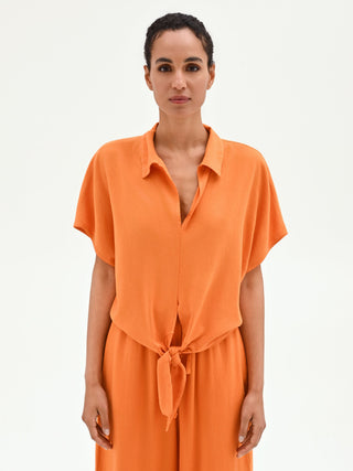 Camicia arancione in lino con nodo