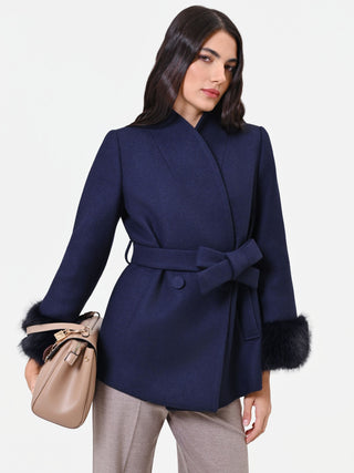 Cappotto corto blu navy con polsi effetto pelliccia