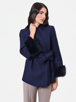Cappotto corto blu navy con polsi effetto pelliccia