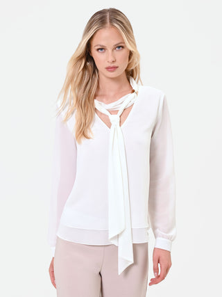 Blusa bianca con nastro lavalliere