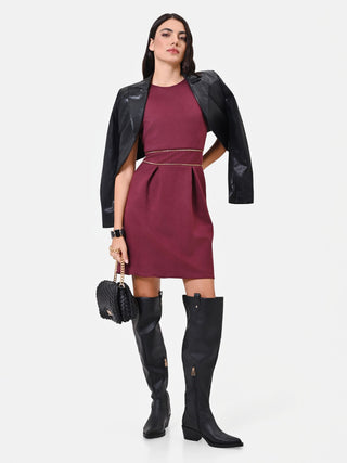 Ärmelloses Kleid in Bordeaux mit Golddetails