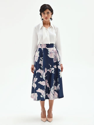 Ausgestellter Duchesse-Midirock mit leuchtend blauem Blumenmuster