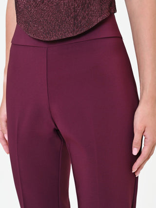 Pantalone svasato bordeaux in tessuto tecnico con fascione in vita