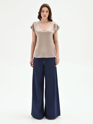Satintop in Taupe mit Petal-Ärmeln