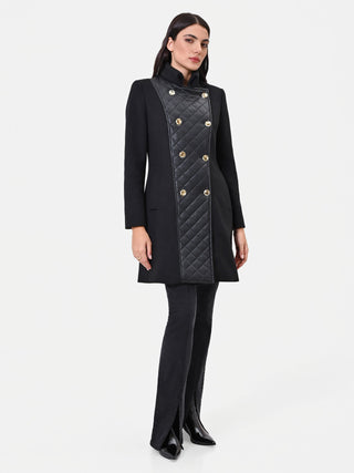 Cappotto nero con inserto trapuntato e bottoni dorati