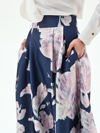 Ausgestellter Duchesse-Midirock mit leuchtend blauem Blumenmuster