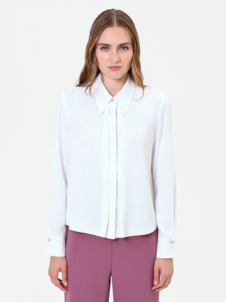 Camicia bianca con bottone gioiello