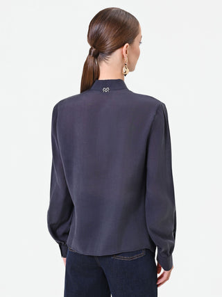 Blusa blu navy con collo a fiocco e volant