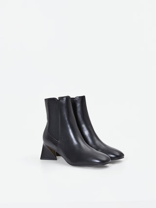 Tronchetto nero con tacco scultoreo