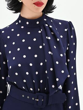 Blauer Jumpsuit mit Polka-Dot-Oberteil und Schluppenkragen
